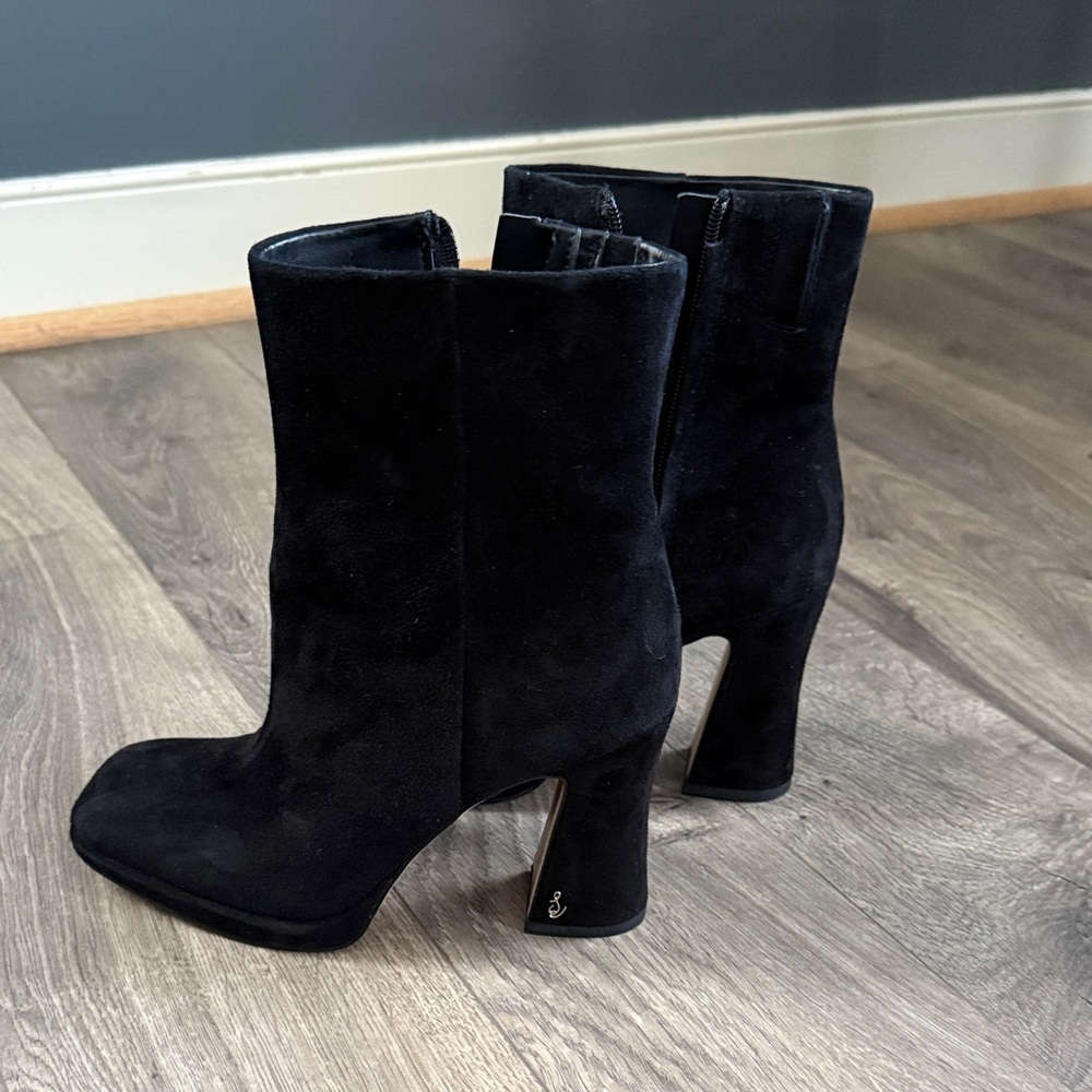 Black high heels - image 1